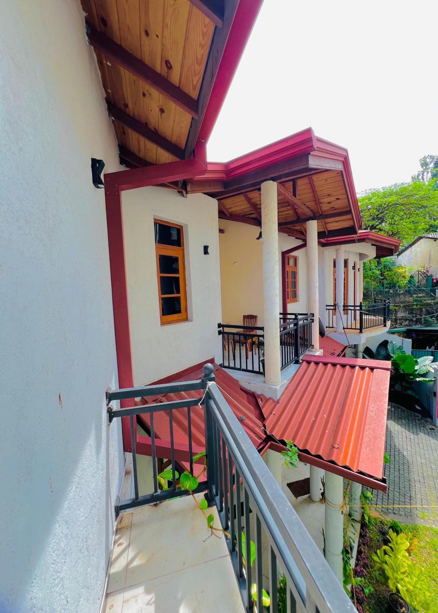 Malwaththa Mount Villa Kandy Bagian luar foto